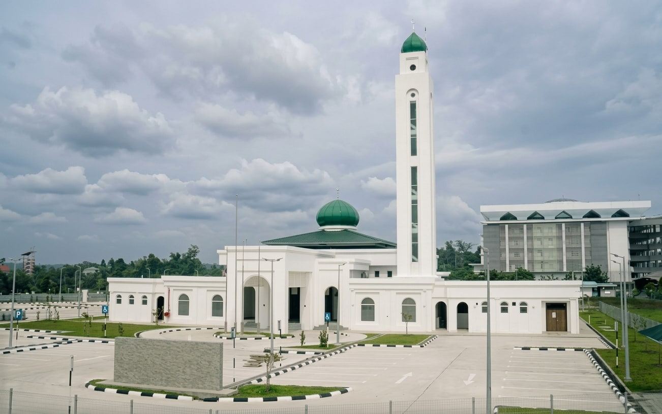 The side of Masjid Baru RPN Kg Rimba, with lower wings stepping down from the central prayer hall